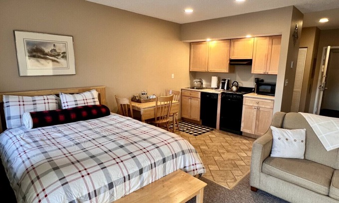 Lincoln Condo | D114 · Lovely Studio apt. Beautiful River & Loon Mtn view