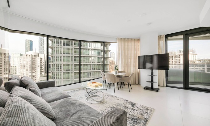 Coal Harbour Condo | D28 - Bold. Iconic. Unforgettable. 2BR at The Butterfly