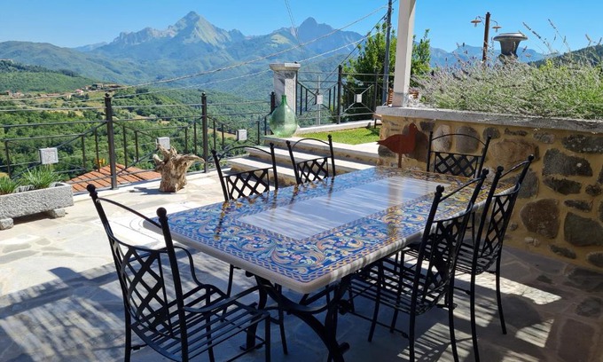 Casola in Lunigiana House | DA ERCOLE casa vacanze di lusso con giardino, piscina e idromassaggio.
