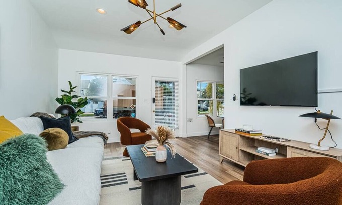 Coronado House | Dahlia Suite - Steps to Bay, Shopping & Dining