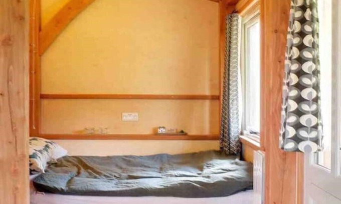 Exeter Ski Chalet | Daisy-a romantic logcabin hiding amongst the trees