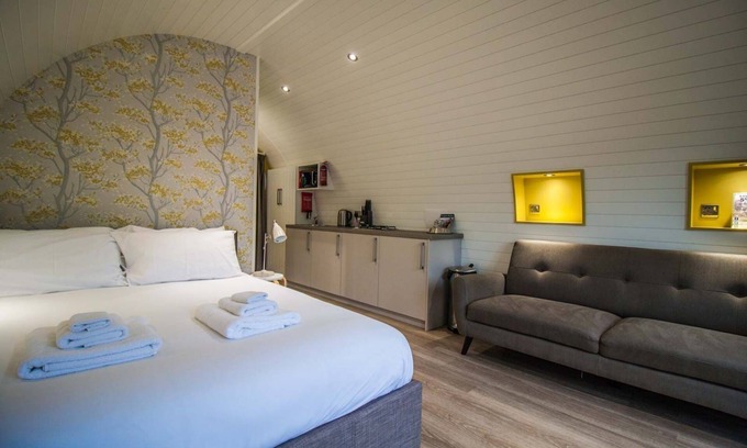 Pickering Cabin | Daisy Family Glamping Pod | sleeps 4 - Gold Award winning