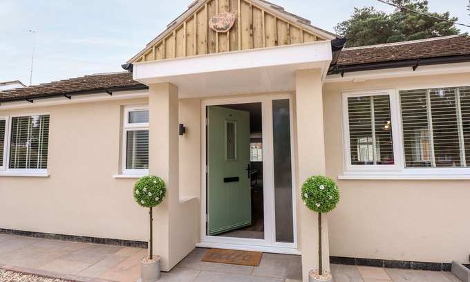 Woodhall Spa House | DAISY TREE COTTAGE, pet friendly, with hot tub in Woodhall Spa