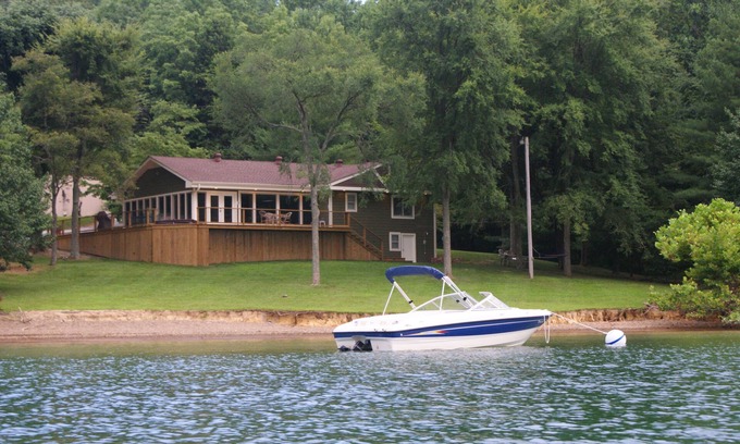 Byrdstown House | Dale Hollow Lake’s ONLY Waterfront Home.