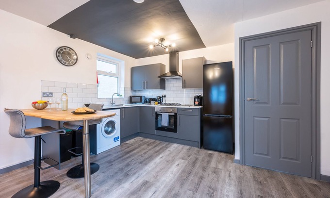Cathays Apartment | Dalton Street by Tŷ SA