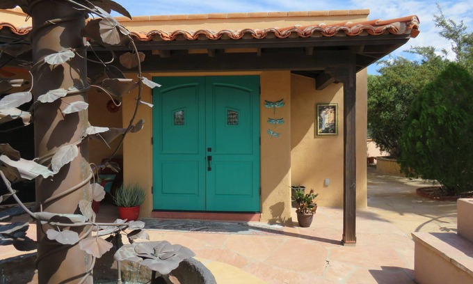 Tucson Apartment | Damselfly Studio. Contemporary, comfortable retreat with gorgeous views near SNP