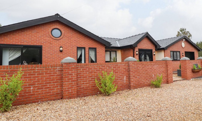 Poulton-le-Fylde Cottage | DAMSON COTTAGE, luxury holiday cottage, with hot tub in Stalmine