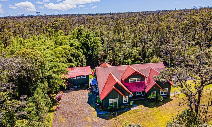 Royal Hawaiian Estates House | Dancing Volcano Estate - sleeps 8 Near Hawaii Volcanoes National Park