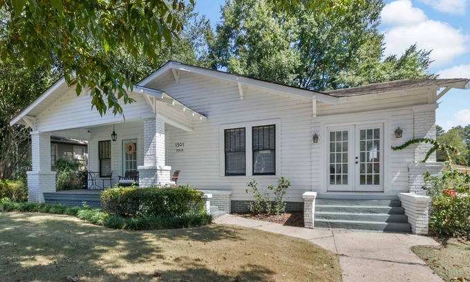 Northport House | Darling on Main Beautifully Renovated Historic Home 2 Miles from UA Campus!