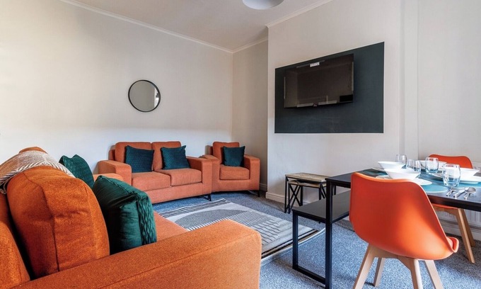 Darlington House | Darlington 4BD Home: Modern Comfort and Free Parking