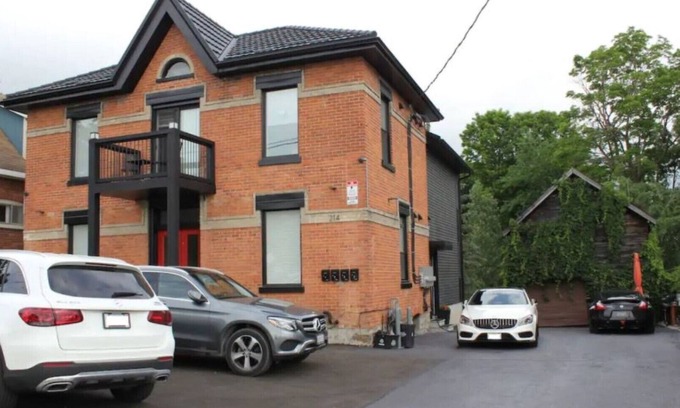 Orillia Apartment | DaVel DeLuxe Sunrise