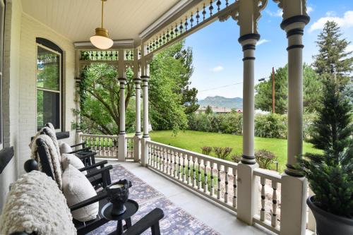 Heber House | DavidFisher House historic lux Sleeps 12 4br3ba