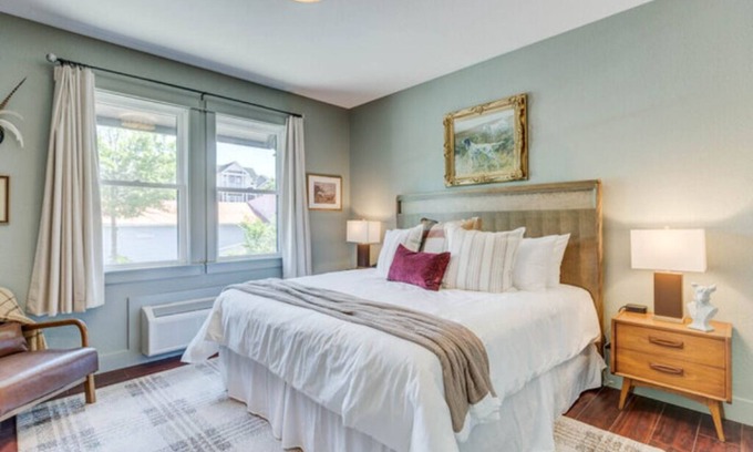 Historic Downtown Manteo Hotel | Dawson's Hunting Retreat