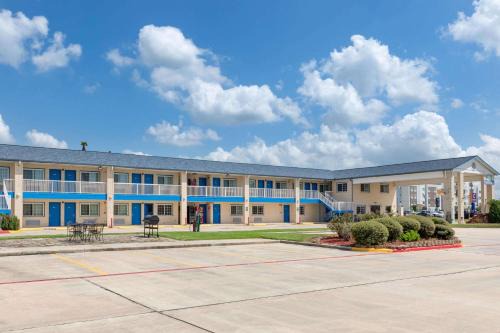Baytown Hotel | Days Inn by Wyndham Baytown TX