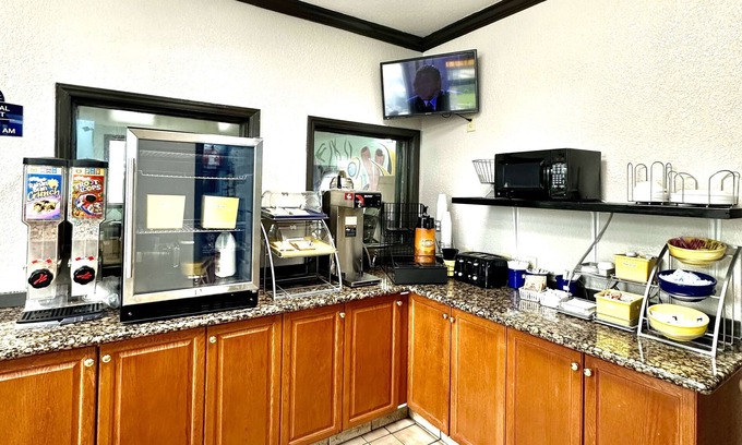 Paw Creek Hotel | Days Inn by Wyndham Charlotte Northlake