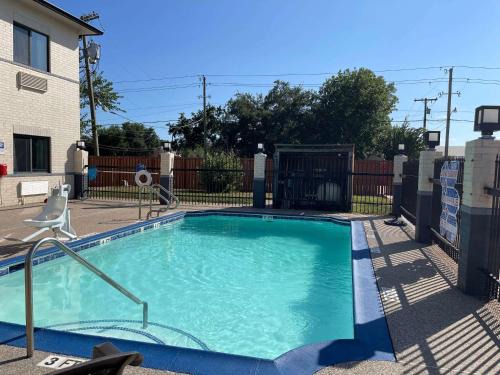 Dickinson Hotel | Days Inn by Wyndham Dickinson TX