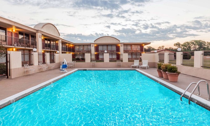 Hillsboro Hotel | Days Inn by Wyndham Hillsboro TX