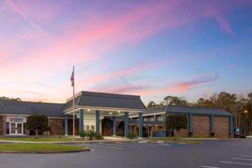 Hinesville Hotel | Days Inn by Wyndham Hinesville Near Fort Stewart, Newly Renovated, Free Hot Breakfast, Restaurant and Bar