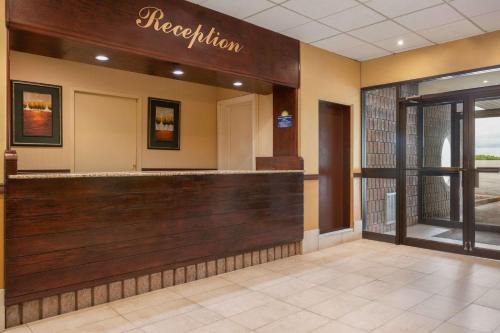 Renfrew Hotel | Days Inn by Wyndham Renfrew Conference Centre