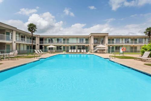 Seguin Hotel | Days Inn by Wyndham Seguin TX