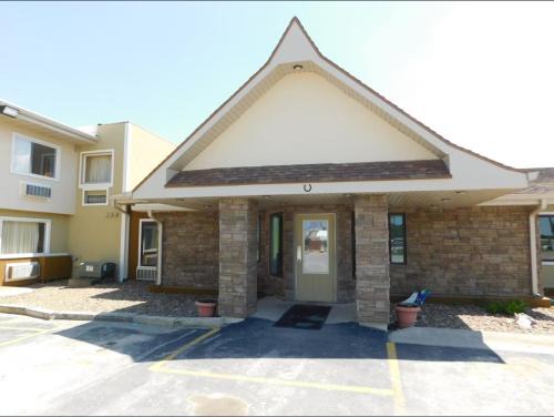 West Branch Hotel | Days Inn by Wyndham West Branch Iowa City Area