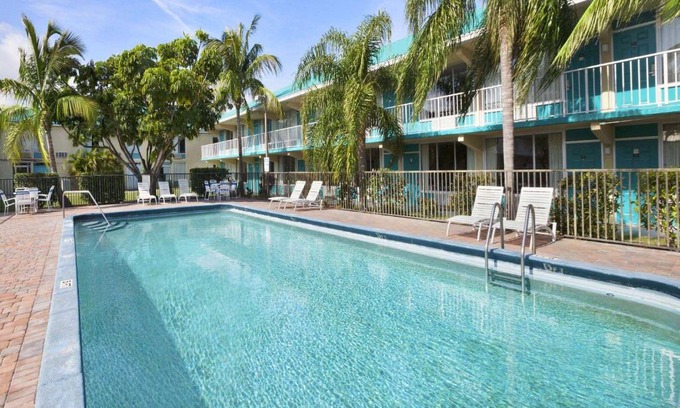Fort Pierce Hotel | Days Inn & Suites by Wyndham Fort Pierce Midtown