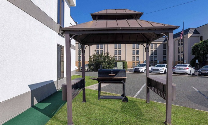 Westover Hotel | Days Inn & Suites by Wyndham Fort Bragg/Cross Creek Mall