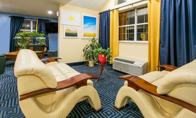Pryor Hotel | Days Inn & Suites by Wyndham Pryor