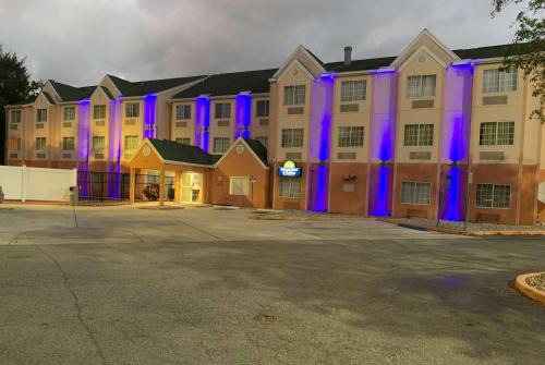 Pinecrest West Park Hotel | Days Inn & Suites by Wyndham Tampa/Raymond James Stadium