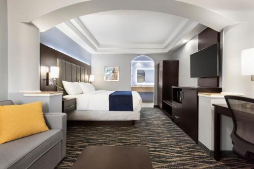 Southeast Houston Hotel | Days Inn & Suites by Wyndham Houston Hobby Airport