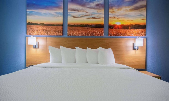 Waterloo Hotel | Days Inn & Suites by Wyndham Waterloo