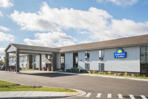 Rib Mountain Hotel | Days Inn & Suites by Wyndham Wausau