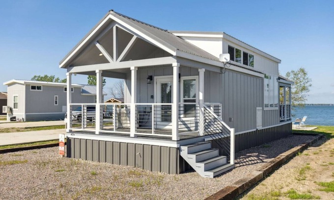 Kerens House | Dazzling + Modern Tiny Lake Home