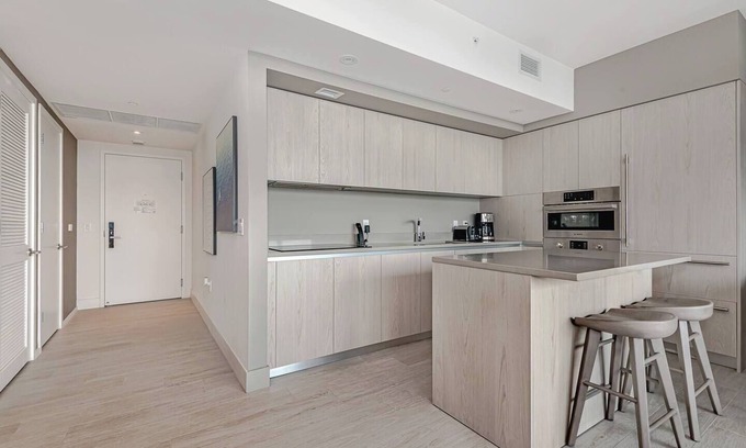 North Beach Apartment | Dazzling Ocean Views 3/2 for 6 Luxury Hyde Beach