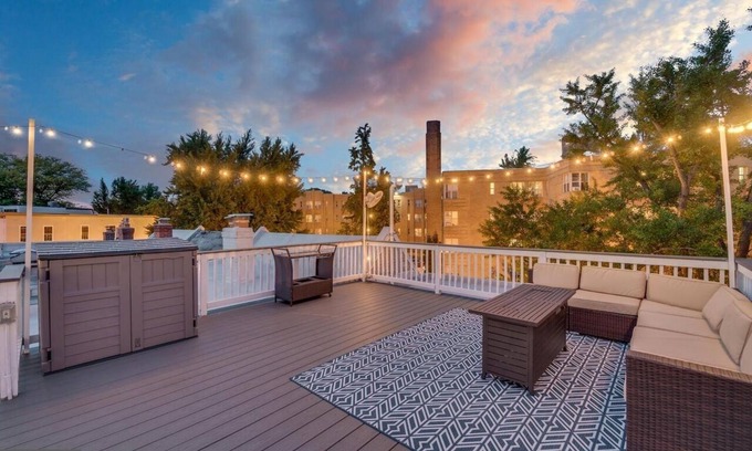 Mount Pleasant House | DC Rowhome + HUGE Roofdeck & Parking ✲ 4br - 3.5ba