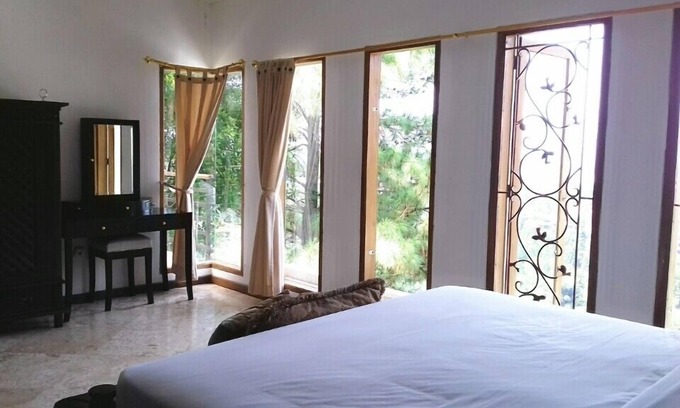 Ciburial Villa | De Bukit Dago Villa by HouseinBandung