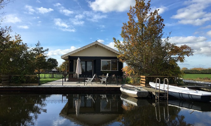 Municipality of Stichtse Vecht House | De Duif - Small country house, directly on the lake, in a nature reserve