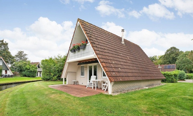 Den Velde House | De Steenhoeve - 6 pers. vacation home at fishpond on vacation park 't Hooge Holt