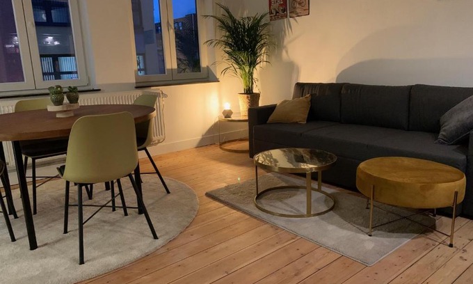 Genk Apartment | De zwarte deur