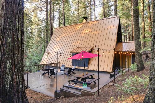 Dorrington House | Deck and EV Charger Pet-Friendly Arnold Cabin!