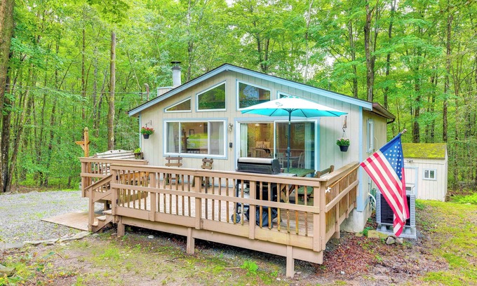Pocono Lake Cottage | Deck & Fire Pit: Pet-Friendly Pocono Lake Abode!