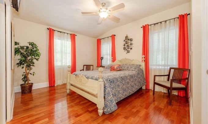Cotswold House | Deck & Private Entrance near UpTown & SouthPark