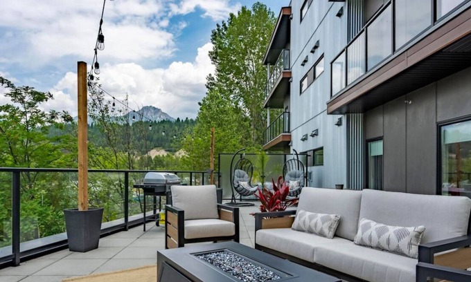 Golden Condo | Decked Out | Mtn Views | AC | Big Patio | DT | BBQ