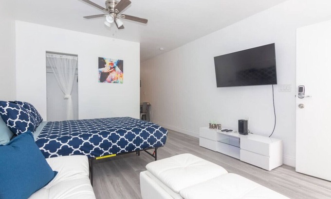 South Beach Condo | Deco Apt w/2 Queen Beds on Ocean Dr, South Beach