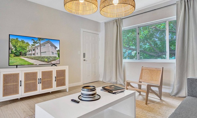 West Avenue Apartment | DECO Suite 1BD/1BA Miami Beach Lincoln Suite