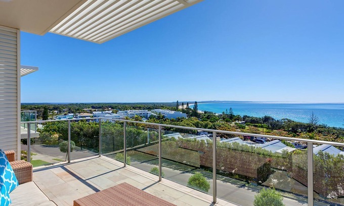 Rainbow Beach House | Dee's Retreat - Rainbow Beach. Five Star Luxury Accommodation. Pool. Stunning Views.