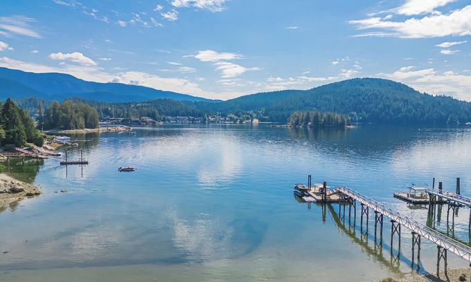 Dollarton House | Deep Cove Stunning Waterfront House