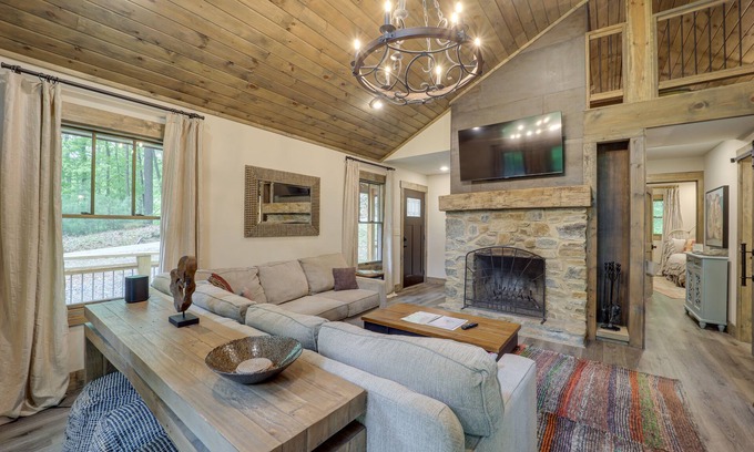 Deep Gap Cabin | Deep Gap Cabin w/Deck & Community Pool