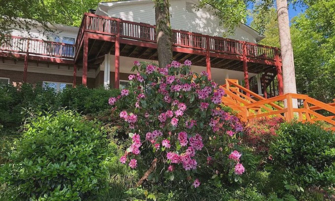 Mayhew House | Deep Water Lake Norman Home w/ Double Level Dock & Much More-Sleep 12 + Kids