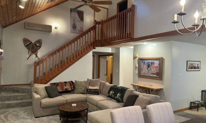 North Woodstock House | Deer Park end unit w/lake access